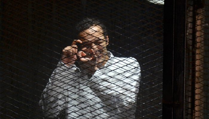 Fotógrafo egípcio Shawkan condenado a cinco anos de prisão em julgamento vergonhoso