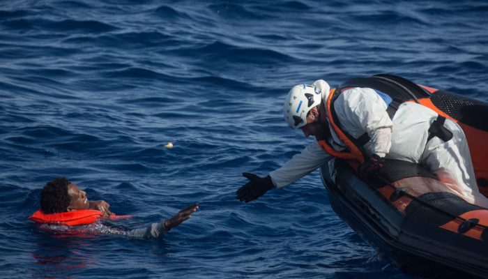 UE: Os líderes têm de corrigir o “sistema defeituoso” que deixa pessoas à deriva no mar