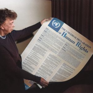Eleanor Roosevelt com a edição do Jornal das Nações Unidas contendo a Declaração Universal dos Direitos Humanos (1949) - Recolor.