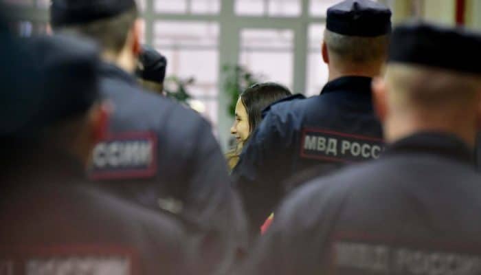 Rússia: Autoridades punem críticos do governo, negando-lhes contacto com a família