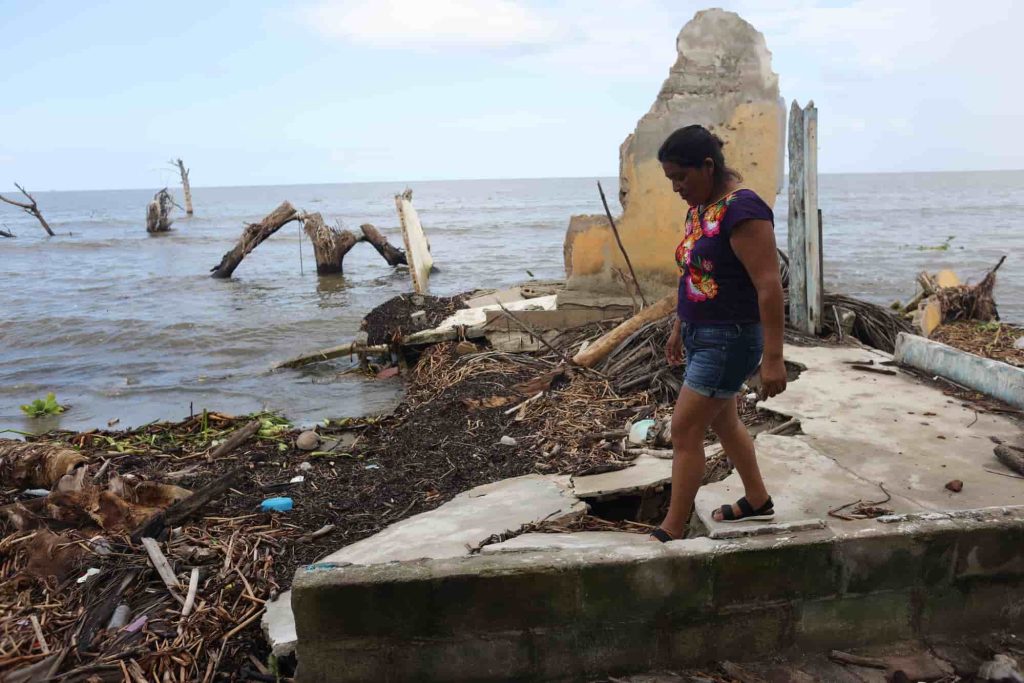 Há cerca de 5 anos que a comunidade de El Bosque, em Tabasco, México, está a sentir em primeira mão as consequências das alterações climáticas. As suas casas estão a ser engolidas pelo oceano e pelas inundações causadas pelas chuvas fortes. Foto © Greenpeace / Gustavo Graf