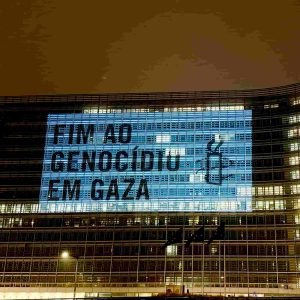 A Amnistia projetou a frase "Stop ao genocídio em Gaza" no edifício da Comissão Europeia, em Bruxelas, para transmitir uma mensagem aos líderes da UE no sentido de tomarem mais medidas para pôr termo ao genocídio de Israel. Foto © Amnistia Internacional