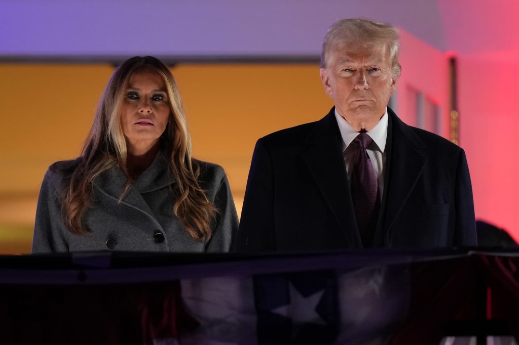 O Presidente americano, Donald Trump, e a sua mulher Melania assistem a uma festa privada, a 18 de janeiro de 2025, em Sterling, Virgínia, antes da tomada de posse a 20 de janeiro de 2025. Foto © Andrew Harnik/Getty Images