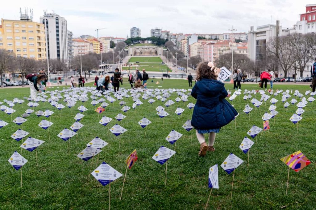 Mais de 1300 papagaios pelas crianças de Gaza foram plantados no relvado da Alameda D. Afonso Henriques, em Lisboa, na tarde de sábado, dia 15 de fevereiro. Foto © Paulo Tavares/Amnistia Internacional