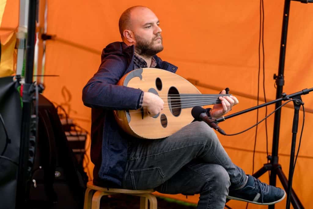 O músico sírio Ahmad Alhossari, que vive em Portugal, atuou no sábado, dia 15 de fevereiro. Foto © Paulo Tavares/Amnistia Internacional