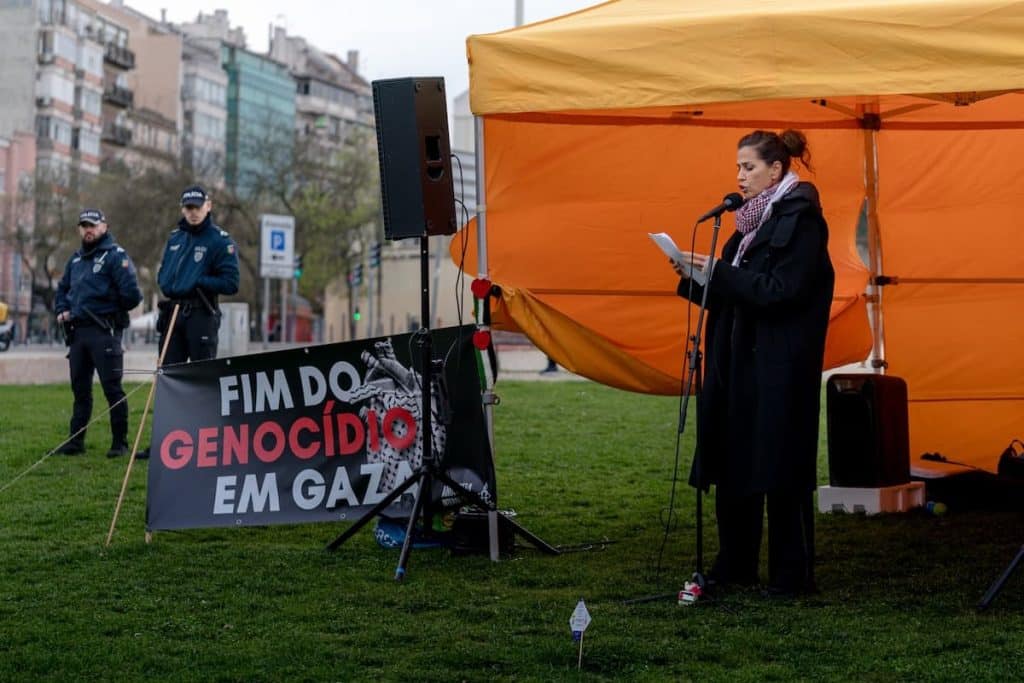 No final, Sofia Aparício leu um poema sobre as crianças palestinianas. Foto © Paulo Tavares/Amnistia Internacional