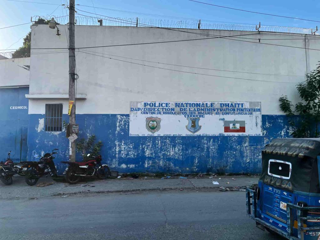 Exterior do Centro de Reeducação de Menores em Conflito com a Lei, ou Centre de Rééducation des Mineurs en Conflit avec la Loi (CERMICOL), em 25 de setembro de 2024. Foto © Amnistia Internacional.