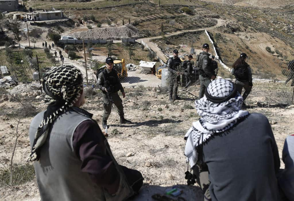 Forças israelitas efectuam uma demolição em Masafer Yatta. Foto de Wisam Hashlamoun/Anadolu via Getty Images