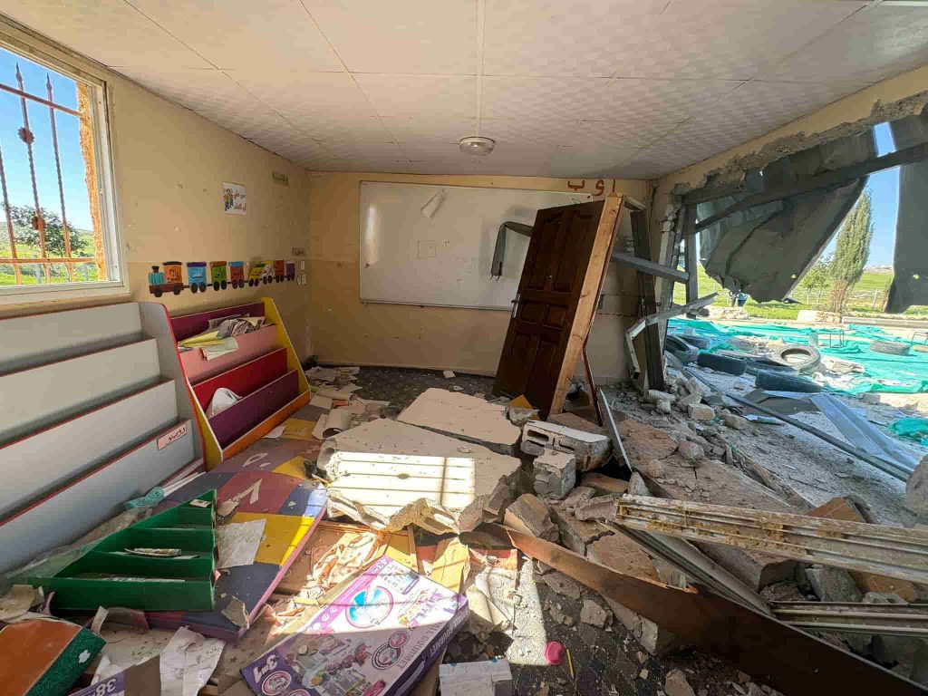 Escola destruída por colonos em Zanuta. Foto © Amnistia Internacional