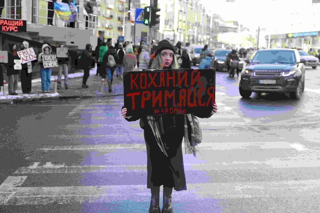 Alina Potapova segura um cartaz numa manifestação em Kiev. O cartaz diz “Aguenta, meu amor”. O seu noivo desapareceu em julho de 2023, tendo sido mais tarde confirmado que se encontrava em cativeiro na Rússia. Alina não recebeu nenhuma carta dele. Foto ©